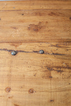 Load image into Gallery viewer, Masă consolă pliabilă din lemn vechi