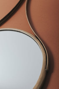 Oglindă rotundă cu ramă din metal