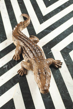 Load image into Gallery viewer, Crocodil decorativ din rășină