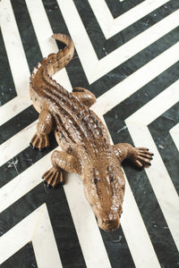 Crocodil decorativ din rășină