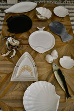 Load image into Gallery viewer, Set de trei farfurii mici “Jaws”