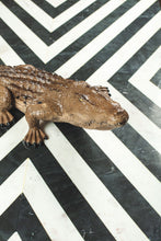 Load image into Gallery viewer, Crocodil decorativ din rășină
